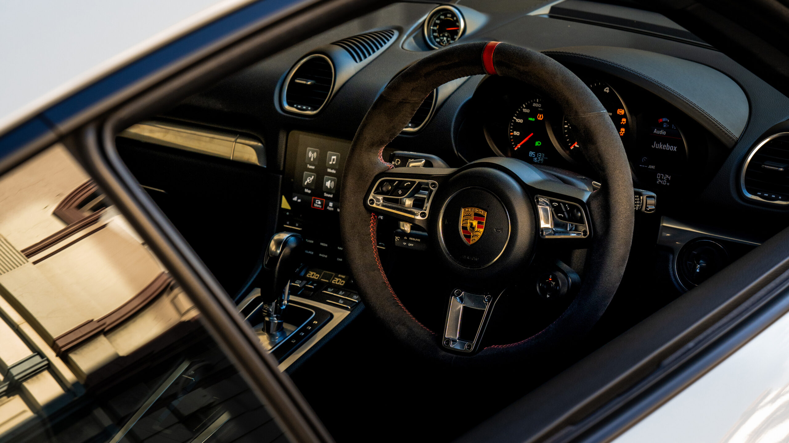 Porsche 718 Cayman – Driver side