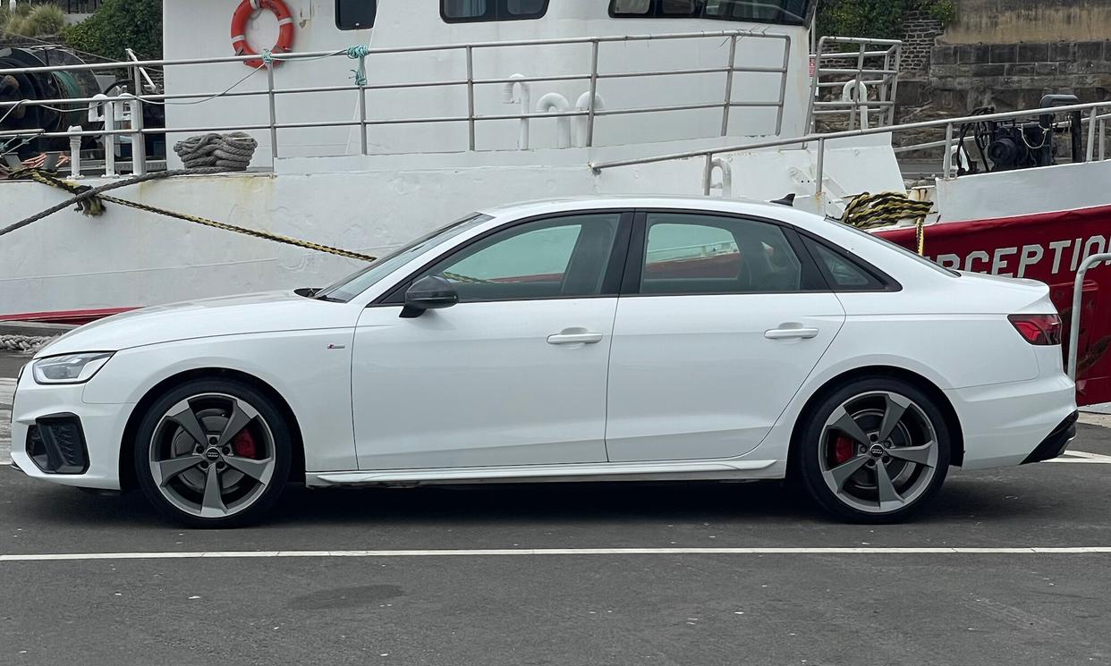 Audi A4– Side